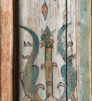 Zdjęcie nr 4: Sakrarium przyścienne, na rzucie połowy ośmioboku,  z wydzielonym cokołem, opięte pinaklami, w zwieńczeniu krenelaż z motywem sznura u podstawy oraz górne cżęści pinakli zdobione żabkami i kwiatonem. Drzwiczki w kształcie stojącego prostokąta, osadzone na żelaznych kutych zawiasach. Struktura zdobiona dekoracją polichromowaną o motywach roślinno-geometrycznych.