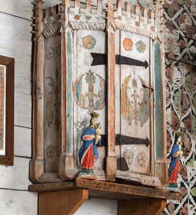 Zdjęcie nr 8: Sakrarium przyścienne, na rzucie połowy ośmioboku,  z wydzielonym cokołem, opięte pinaklami, w zwieńczeniu krenelaż z motywem sznura u podstawy oraz górne cżęści pinakli zdobione żabkami i kwiatonem. Drzwiczki w kształcie stojącego prostokąta, osadzone na żelaznych kutych zawiasach. Struktura zdobiona dekoracją polichromowaną o motywach roślinno-geometrycznych.