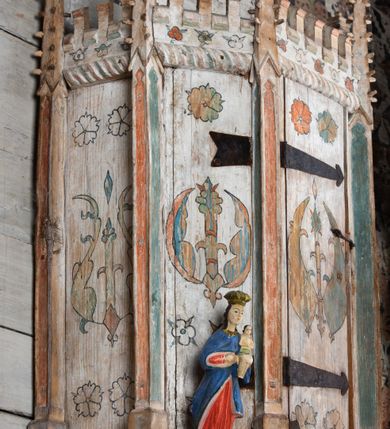 Zdjęcie nr 13: Sakrarium przyścienne, na rzucie połowy ośmioboku,  z wydzielonym cokołem, opięte pinaklami, w zwieńczeniu krenelaż z motywem sznura u podstawy oraz górne cżęści pinakli zdobione żabkami i kwiatonem. Drzwiczki w kształcie stojącego prostokąta, osadzone na żelaznych kutych zawiasach. Struktura zdobiona dekoracją polichromowaną o motywach roślinno-geometrycznych.