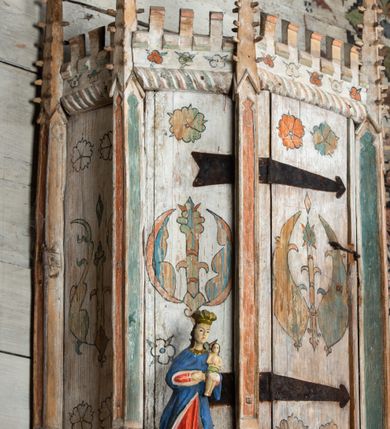 Zdjęcie nr 10: Sakrarium przyścienne, na rzucie połowy ośmioboku,  z wydzielonym cokołem, opięte pinaklami, w zwieńczeniu krenelaż z motywem sznura u podstawy oraz górne cżęści pinakli zdobione żabkami i kwiatonem. Drzwiczki w kształcie stojącego prostokąta, osadzone na żelaznych kutych zawiasach. Struktura zdobiona dekoracją polichromowaną o motywach roślinno-geometrycznych.