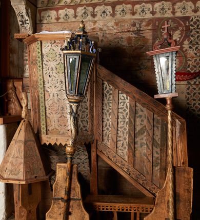 Zdjęcie nr 13: Kosz ambony na rzucie połowy ośmioboku, opięty prostymi listwami, dołem z wydzielonym cokołem z motywem ząbków, zwieńczony gzymsem. Kosz zawieszony na północnej ścianie prezbiterium na ostrosłupowej konsoli. Dostępny od wschodu, od strony wejścia do zakrystii, jednobiegowymi schodami z balustradą podzieloną listwami na romboidalne płyciny. Struktura zdobiona dekoracją patronową o motywach roślinno-geometrycznych.