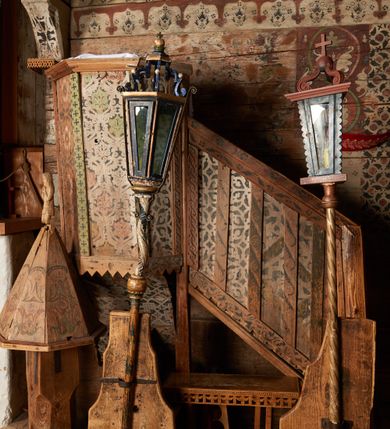 Zdjęcie nr 12: Kosz ambony na rzucie połowy ośmioboku, opięty prostymi listwami, dołem z wydzielonym cokołem z motywem ząbków, zwieńczony gzymsem. Kosz zawieszony na północnej ścianie prezbiterium na ostrosłupowej konsoli. Dostępny od wschodu, od strony wejścia do zakrystii, jednobiegowymi schodami z balustradą podzieloną listwami na romboidalne płyciny. Struktura zdobiona dekoracją patronową o motywach roślinno-geometrycznych.