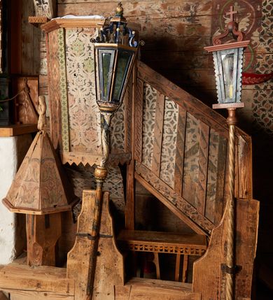 Zdjęcie nr 11: Kosz ambony na rzucie połowy ośmioboku, opięty prostymi listwami, dołem z wydzielonym cokołem z motywem ząbków, zwieńczony gzymsem. Kosz zawieszony na północnej ścianie prezbiterium na ostrosłupowej konsoli. Dostępny od wschodu, od strony wejścia do zakrystii, jednobiegowymi schodami z balustradą podzieloną listwami na romboidalne płyciny. Struktura zdobiona dekoracją patronową o motywach roślinno-geometrycznych.