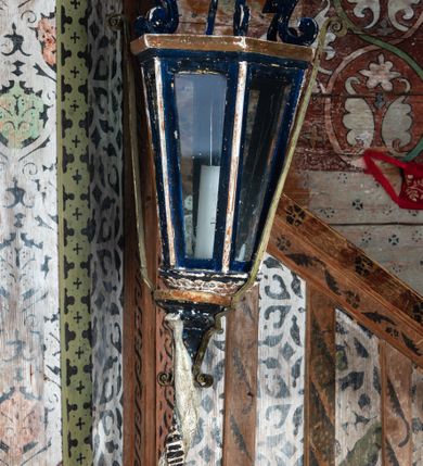 Zdjęcie nr 4: Kosz ambony na rzucie połowy ośmioboku, opięty prostymi listwami, dołem z wydzielonym cokołem z motywem ząbków, zwieńczony gzymsem. Kosz zawieszony na północnej ścianie prezbiterium na ostrosłupowej konsoli. Dostępny od wschodu, od strony wejścia do zakrystii, jednobiegowymi schodami z balustradą podzieloną listwami na romboidalne płyciny. Struktura zdobiona dekoracją patronową o motywach roślinno-geometrycznych.