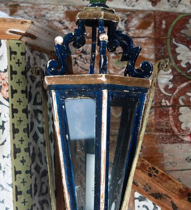 Zdjęcie nr 3: Kosz ambony na rzucie połowy ośmioboku, opięty prostymi listwami, dołem z wydzielonym cokołem z motywem ząbków, zwieńczony gzymsem. Kosz zawieszony na północnej ścianie prezbiterium na ostrosłupowej konsoli. Dostępny od wschodu, od strony wejścia do zakrystii, jednobiegowymi schodami z balustradą podzieloną listwami na romboidalne płyciny. Struktura zdobiona dekoracją patronową o motywach roślinno-geometrycznych.