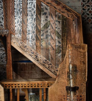 Zdjęcie nr 9: Kosz ambony na rzucie połowy ośmioboku, opięty prostymi listwami, dołem z wydzielonym cokołem z motywem ząbków, zwieńczony gzymsem. Kosz zawieszony na północnej ścianie prezbiterium na ostrosłupowej konsoli. Dostępny od wschodu, od strony wejścia do zakrystii, jednobiegowymi schodami z balustradą podzieloną listwami na romboidalne płyciny. Struktura zdobiona dekoracją patronową o motywach roślinno-geometrycznych.