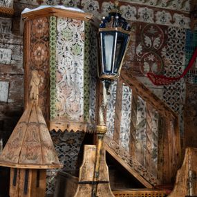 Zdjęcie nr 1: Kosz ambony na rzucie połowy ośmioboku, opięty prostymi listwami, dołem z wydzielonym cokołem z motywem ząbków, zwieńczony gzymsem. Kosz zawieszony na północnej ścianie prezbiterium na ostrosłupowej konsoli. Dostępny od wschodu, od strony wejścia do zakrystii, jednobiegowymi schodami z balustradą podzieloną listwami na romboidalne płyciny. Struktura zdobiona dekoracją patronową o motywach roślinno-geometrycznych.