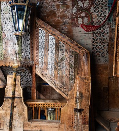 Zdjęcie nr 8: Kosz ambony na rzucie połowy ośmioboku, opięty prostymi listwami, dołem z wydzielonym cokołem z motywem ząbków, zwieńczony gzymsem. Kosz zawieszony na północnej ścianie prezbiterium na ostrosłupowej konsoli. Dostępny od wschodu, od strony wejścia do zakrystii, jednobiegowymi schodami z balustradą podzieloną listwami na romboidalne płyciny. Struktura zdobiona dekoracją patronową o motywach roślinno-geometrycznych.