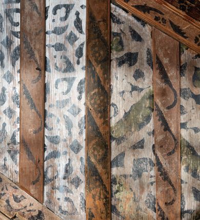 Zdjęcie nr 6: Kosz ambony na rzucie połowy ośmioboku, opięty prostymi listwami, dołem z wydzielonym cokołem z motywem ząbków, zwieńczony gzymsem. Kosz zawieszony na północnej ścianie prezbiterium na ostrosłupowej konsoli. Dostępny od wschodu, od strony wejścia do zakrystii, jednobiegowymi schodami z balustradą podzieloną listwami na romboidalne płyciny. Struktura zdobiona dekoracją patronową o motywach roślinno-geometrycznych.