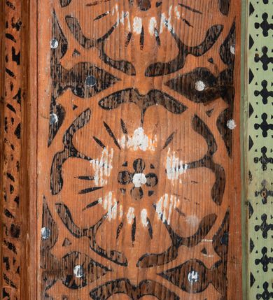 Zdjęcie nr 7: Kosz ambony na rzucie połowy ośmioboku, opięty prostymi listwami, dołem z wydzielonym cokołem z motywem ząbków, zwieńczony gzymsem. Kosz zawieszony na północnej ścianie prezbiterium na ostrosłupowej konsoli. Dostępny od wschodu, od strony wejścia do zakrystii, jednobiegowymi schodami z balustradą podzieloną listwami na romboidalne płyciny. Struktura zdobiona dekoracją patronową o motywach roślinno-geometrycznych.