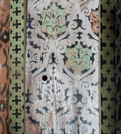 Zdjęcie nr 5: Kosz ambony na rzucie połowy ośmioboku, opięty prostymi listwami, dołem z wydzielonym cokołem z motywem ząbków, zwieńczony gzymsem. Kosz zawieszony na północnej ścianie prezbiterium na ostrosłupowej konsoli. Dostępny od wschodu, od strony wejścia do zakrystii, jednobiegowymi schodami z balustradą podzieloną listwami na romboidalne płyciny. Struktura zdobiona dekoracją patronową o motywach roślinno-geometrycznych.