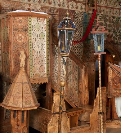 Zdjęcie nr 2: Chrzcielnica na Pokrywa w kształcie ostrosłupa o ośmiobocznej podstawie, zwieńczona ludową rzeźbą św. Jana Chrzciciela. Struktura pokrywy polichromowana motywami roślinno-geometrycznymi.