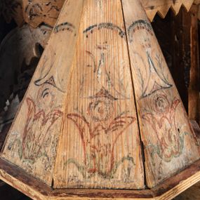Zdjęcie nr 1: Chrzcielnica na Pokrywa w kształcie ostrosłupa o ośmiobocznej podstawie, zwieńczona ludową rzeźbą św. Jana Chrzciciela. Struktura pokrywy polichromowana motywami roślinno-geometrycznymi.