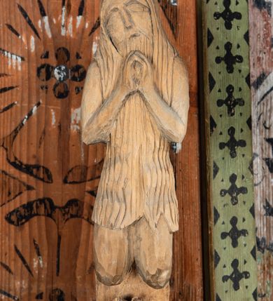 Zdjęcie nr 8: Chrzcielnica na Pokrywa w kształcie ostrosłupa o ośmiobocznej podstawie, zwieńczona ludową rzeźbą św. Jana Chrzciciela. Struktura pokrywy polichromowana motywami roślinno-geometrycznymi.