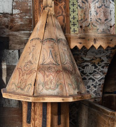 Zdjęcie nr 5: Chrzcielnica na Pokrywa w kształcie ostrosłupa o ośmiobocznej podstawie, zwieńczona ludową rzeźbą św. Jana Chrzciciela. Struktura pokrywy polichromowana motywami roślinno-geometrycznymi.