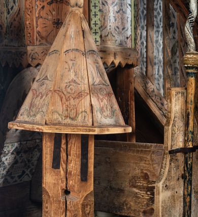 Zdjęcie nr 4: Chrzcielnica na Pokrywa w kształcie ostrosłupa o ośmiobocznej podstawie, zwieńczona ludową rzeźbą św. Jana Chrzciciela. Struktura pokrywy polichromowana motywami roślinno-geometrycznymi.