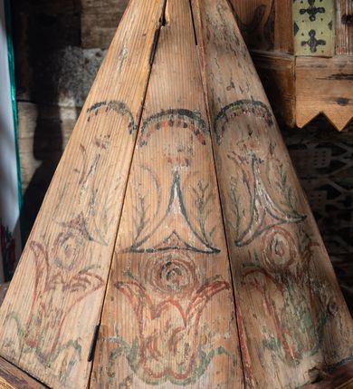 Zdjęcie nr 7: Chrzcielnica na Pokrywa w kształcie ostrosłupa o ośmiobocznej podstawie, zwieńczona ludową rzeźbą św. Jana Chrzciciela. Struktura pokrywy polichromowana motywami roślinno-geometrycznymi.