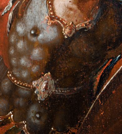 Zdjęcie nr 27: Obraz w kształcie stojącego prostokąta zwieńczonego łukiem wklęsło-wypukłym. Rama ażurowa z wici akantowej, zwieńczona główką anielską ze skrzydełkami. Obraz Matka Boska Szkaplerzna:  w kształcie stojącego prostokąta zamkniętego łukiem wklęsło-wypukłym. Pośrodku Matka Boska, ukazana w półpostaci, podtrzymująca stojące na obłoku Dzieciątko. Maria zwrócona en trois quarts w lewo, prawą ręką przytrzymuje stojące obok Dzieciątko. Twarz owalna o wysokim czole, wyraźne rysy wydobyte światłocieniem, rumiane policzki; duży nos, usta niewielkie, pełne. Włosy brązowe, falowane, z przedziałkiem na środku głowy, ukryte pod welonem. Ubrana w czerwoną suknię z długimi rękawami, przez ramiona przerzucony płaszcz z obfita partią drapowanej tkaniny przy prawym boku. Na głowie biały welon zarzucony na ramiona. Dzieciatko zwrócone en trois quarts w prawo, w kontrapoście, prawym łokciem opiera się ramię Matki, w lewej, wyciągniętej trzyma szkaplerz z literami: IHS. Twarz pełna o pucułowatych, rumianych policzkach, dużym czole, niewielkie oczy spoglądające w dół, zadarty nosek. Włosy krótkie, jasne, kręcone. Ciało o wydatnej muskulaturze, wydobytej światłocieniem. Przez biodra przewiązana biała pieluszka, ze zwisem tkaniny przy lewym boku. Postacie ukazane na tle kłębiastych, ciemnych chmur , rozświetlonych w górnej partii obrazu i u spodu Dzieciatka. Kolorystyka ciepła, nasycona. Plastyka wydobyta światłocieniem, o delikatnych przejściach tonalnych, ciała rozświetlone, laserunki. Obraz św. Michał Archanioł: W centrum obrazu całopostaciowe przedstawienie św. Michała Archanioła pokonującego szatana. Archanioł zwrócony en trois quarts w lewo, w dużym wykroku, w lewej ręce, przed piersią, dzierży tarczę, w prawej, uniesionej w górę, trzyma płomienisty miecz. Twarz owalna, z dużym czołem, oczy głęboko osadzone, mały nos, rumiane lica. Włosy krótkie, gęste, kręcone. Na głowie diadem. Ubrany w czerwoną, rozwianą u spodu tunikę, sięgającą kolan oraz zbroję torsową , bogato dekorowaną, z frędzlami. Postać otoczona rozwianym pasem niebieskiego, zawijającego się płaszcza. Na nogach wysokie sandały. Skrzydła duże, rozpostarte.