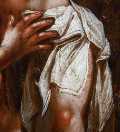 Zdjęcie nr 21: Obraz w kształcie stojącego prostokąta zwieńczonego łukiem wklęsło-wypukłym. Rama ażurowa z wici akantowej, zwieńczona główką anielską ze skrzydełkami. Obraz Matka Boska Szkaplerzna:  w kształcie stojącego prostokąta zamkniętego łukiem wklęsło-wypukłym. Pośrodku Matka Boska, ukazana w półpostaci, podtrzymująca stojące na obłoku Dzieciątko. Maria zwrócona en trois quarts w lewo, prawą ręką przytrzymuje stojące obok Dzieciątko. Twarz owalna o wysokim czole, wyraźne rysy wydobyte światłocieniem, rumiane policzki; duży nos, usta niewielkie, pełne. Włosy brązowe, falowane, z przedziałkiem na środku głowy, ukryte pod welonem. Ubrana w czerwoną suknię z długimi rękawami, przez ramiona przerzucony płaszcz z obfita partią drapowanej tkaniny przy prawym boku. Na głowie biały welon zarzucony na ramiona. Dzieciatko zwrócone en trois quarts w prawo, w kontrapoście, prawym łokciem opiera się ramię Matki, w lewej, wyciągniętej trzyma szkaplerz z literami: IHS. Twarz pełna o pucułowatych, rumianych policzkach, dużym czole, niewielkie oczy spoglądające w dół, zadarty nosek. Włosy krótkie, jasne, kręcone. Ciało o wydatnej muskulaturze, wydobytej światłocieniem. Przez biodra przewiązana biała pieluszka, ze zwisem tkaniny przy lewym boku. Postacie ukazane na tle kłębiastych, ciemnych chmur , rozświetlonych w górnej partii obrazu i u spodu Dzieciatka. Kolorystyka ciepła, nasycona. Plastyka wydobyta światłocieniem, o delikatnych przejściach tonalnych, ciała rozświetlone, laserunki. Obraz św. Michał Archanioł: W centrum obrazu całopostaciowe przedstawienie św. Michała Archanioła pokonującego szatana. Archanioł zwrócony en trois quarts w lewo, w dużym wykroku, w lewej ręce, przed piersią, dzierży tarczę, w prawej, uniesionej w górę, trzyma płomienisty miecz. Twarz owalna, z dużym czołem, oczy głęboko osadzone, mały nos, rumiane lica. Włosy krótkie, gęste, kręcone. Na głowie diadem. Ubrany w czerwoną, rozwianą u spodu tunikę, sięgającą kolan oraz zbroję torsową , bogato dekorowaną, z frędzlami. Postać otoczona rozwianym pasem niebieskiego, zawijającego się płaszcza. Na nogach wysokie sandały. Skrzydła duże, rozpostarte.