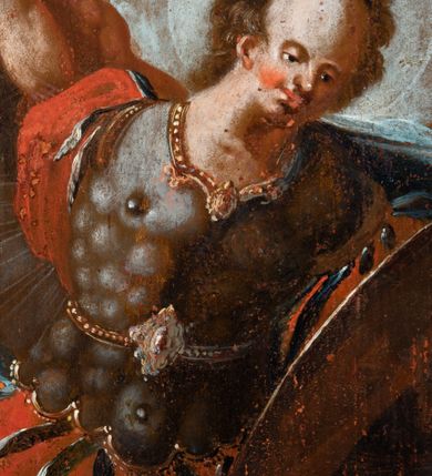 Zdjęcie nr 24: Obraz w kształcie stojącego prostokąta zwieńczonego łukiem wklęsło-wypukłym. Rama ażurowa z wici akantowej, zwieńczona główką anielską ze skrzydełkami. Obraz Matka Boska Szkaplerzna:  w kształcie stojącego prostokąta zamkniętego łukiem wklęsło-wypukłym. Pośrodku Matka Boska, ukazana w półpostaci, podtrzymująca stojące na obłoku Dzieciątko. Maria zwrócona en trois quarts w lewo, prawą ręką przytrzymuje stojące obok Dzieciątko. Twarz owalna o wysokim czole, wyraźne rysy wydobyte światłocieniem, rumiane policzki; duży nos, usta niewielkie, pełne. Włosy brązowe, falowane, z przedziałkiem na środku głowy, ukryte pod welonem. Ubrana w czerwoną suknię z długimi rękawami, przez ramiona przerzucony płaszcz z obfita partią drapowanej tkaniny przy prawym boku. Na głowie biały welon zarzucony na ramiona. Dzieciatko zwrócone en trois quarts w prawo, w kontrapoście, prawym łokciem opiera się ramię Matki, w lewej, wyciągniętej trzyma szkaplerz z literami: IHS. Twarz pełna o pucułowatych, rumianych policzkach, dużym czole, niewielkie oczy spoglądające w dół, zadarty nosek. Włosy krótkie, jasne, kręcone. Ciało o wydatnej muskulaturze, wydobytej światłocieniem. Przez biodra przewiązana biała pieluszka, ze zwisem tkaniny przy lewym boku. Postacie ukazane na tle kłębiastych, ciemnych chmur , rozświetlonych w górnej partii obrazu i u spodu Dzieciatka. Kolorystyka ciepła, nasycona. Plastyka wydobyta światłocieniem, o delikatnych przejściach tonalnych, ciała rozświetlone, laserunki. Obraz św. Michał Archanioł: W centrum obrazu całopostaciowe przedstawienie św. Michała Archanioła pokonującego szatana. Archanioł zwrócony en trois quarts w lewo, w dużym wykroku, w lewej ręce, przed piersią, dzierży tarczę, w prawej, uniesionej w górę, trzyma płomienisty miecz. Twarz owalna, z dużym czołem, oczy głęboko osadzone, mały nos, rumiane lica. Włosy krótkie, gęste, kręcone. Na głowie diadem. Ubrany w czerwoną, rozwianą u spodu tunikę, sięgającą kolan oraz zbroję torsową , bogato dekorowaną, z frędzlami. Postać otoczona rozwianym pasem niebieskiego, zawijającego się płaszcza. Na nogach wysokie sandały. Skrzydła duże, rozpostarte.