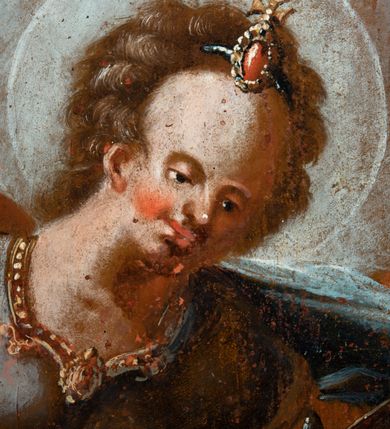 Zdjęcie nr 25: Obraz w kształcie stojącego prostokąta zwieńczonego łukiem wklęsło-wypukłym. Rama ażurowa z wici akantowej, zwieńczona główką anielską ze skrzydełkami. Obraz Matka Boska Szkaplerzna:  w kształcie stojącego prostokąta zamkniętego łukiem wklęsło-wypukłym. Pośrodku Matka Boska, ukazana w półpostaci, podtrzymująca stojące na obłoku Dzieciątko. Maria zwrócona en trois quarts w lewo, prawą ręką przytrzymuje stojące obok Dzieciątko. Twarz owalna o wysokim czole, wyraźne rysy wydobyte światłocieniem, rumiane policzki; duży nos, usta niewielkie, pełne. Włosy brązowe, falowane, z przedziałkiem na środku głowy, ukryte pod welonem. Ubrana w czerwoną suknię z długimi rękawami, przez ramiona przerzucony płaszcz z obfita partią drapowanej tkaniny przy prawym boku. Na głowie biały welon zarzucony na ramiona. Dzieciatko zwrócone en trois quarts w prawo, w kontrapoście, prawym łokciem opiera się ramię Matki, w lewej, wyciągniętej trzyma szkaplerz z literami: IHS. Twarz pełna o pucułowatych, rumianych policzkach, dużym czole, niewielkie oczy spoglądające w dół, zadarty nosek. Włosy krótkie, jasne, kręcone. Ciało o wydatnej muskulaturze, wydobytej światłocieniem. Przez biodra przewiązana biała pieluszka, ze zwisem tkaniny przy lewym boku. Postacie ukazane na tle kłębiastych, ciemnych chmur , rozświetlonych w górnej partii obrazu i u spodu Dzieciatka. Kolorystyka ciepła, nasycona. Plastyka wydobyta światłocieniem, o delikatnych przejściach tonalnych, ciała rozświetlone, laserunki. Obraz św. Michał Archanioł: W centrum obrazu całopostaciowe przedstawienie św. Michała Archanioła pokonującego szatana. Archanioł zwrócony en trois quarts w lewo, w dużym wykroku, w lewej ręce, przed piersią, dzierży tarczę, w prawej, uniesionej w górę, trzyma płomienisty miecz. Twarz owalna, z dużym czołem, oczy głęboko osadzone, mały nos, rumiane lica. Włosy krótkie, gęste, kręcone. Na głowie diadem. Ubrany w czerwoną, rozwianą u spodu tunikę, sięgającą kolan oraz zbroję torsową , bogato dekorowaną, z frędzlami. Postać otoczona rozwianym pasem niebieskiego, zawijającego się płaszcza. Na nogach wysokie sandały. Skrzydła duże, rozpostarte.