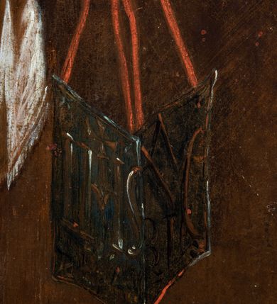 Zdjęcie nr 22: Obraz w kształcie stojącego prostokąta zwieńczonego łukiem wklęsło-wypukłym. Rama ażurowa z wici akantowej, zwieńczona główką anielską ze skrzydełkami. Obraz Matka Boska Szkaplerzna:  w kształcie stojącego prostokąta zamkniętego łukiem wklęsło-wypukłym. Pośrodku Matka Boska, ukazana w półpostaci, podtrzymująca stojące na obłoku Dzieciątko. Maria zwrócona en trois quarts w lewo, prawą ręką przytrzymuje stojące obok Dzieciątko. Twarz owalna o wysokim czole, wyraźne rysy wydobyte światłocieniem, rumiane policzki; duży nos, usta niewielkie, pełne. Włosy brązowe, falowane, z przedziałkiem na środku głowy, ukryte pod welonem. Ubrana w czerwoną suknię z długimi rękawami, przez ramiona przerzucony płaszcz z obfita partią drapowanej tkaniny przy prawym boku. Na głowie biały welon zarzucony na ramiona. Dzieciatko zwrócone en trois quarts w prawo, w kontrapoście, prawym łokciem opiera się ramię Matki, w lewej, wyciągniętej trzyma szkaplerz z literami: IHS. Twarz pełna o pucułowatych, rumianych policzkach, dużym czole, niewielkie oczy spoglądające w dół, zadarty nosek. Włosy krótkie, jasne, kręcone. Ciało o wydatnej muskulaturze, wydobytej światłocieniem. Przez biodra przewiązana biała pieluszka, ze zwisem tkaniny przy lewym boku. Postacie ukazane na tle kłębiastych, ciemnych chmur , rozświetlonych w górnej partii obrazu i u spodu Dzieciatka. Kolorystyka ciepła, nasycona. Plastyka wydobyta światłocieniem, o delikatnych przejściach tonalnych, ciała rozświetlone, laserunki. Obraz św. Michał Archanioł: W centrum obrazu całopostaciowe przedstawienie św. Michała Archanioła pokonującego szatana. Archanioł zwrócony en trois quarts w lewo, w dużym wykroku, w lewej ręce, przed piersią, dzierży tarczę, w prawej, uniesionej w górę, trzyma płomienisty miecz. Twarz owalna, z dużym czołem, oczy głęboko osadzone, mały nos, rumiane lica. Włosy krótkie, gęste, kręcone. Na głowie diadem. Ubrany w czerwoną, rozwianą u spodu tunikę, sięgającą kolan oraz zbroję torsową , bogato dekorowaną, z frędzlami. Postać otoczona rozwianym pasem niebieskiego, zawijającego się płaszcza. Na nogach wysokie sandały. Skrzydła duże, rozpostarte.