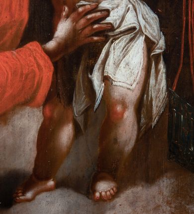 Zdjęcie nr 20: Obraz w kształcie stojącego prostokąta zwieńczonego łukiem wklęsło-wypukłym. Rama ażurowa z wici akantowej, zwieńczona główką anielską ze skrzydełkami. Obraz Matka Boska Szkaplerzna:  w kształcie stojącego prostokąta zamkniętego łukiem wklęsło-wypukłym. Pośrodku Matka Boska, ukazana w półpostaci, podtrzymująca stojące na obłoku Dzieciątko. Maria zwrócona en trois quarts w lewo, prawą ręką przytrzymuje stojące obok Dzieciątko. Twarz owalna o wysokim czole, wyraźne rysy wydobyte światłocieniem, rumiane policzki; duży nos, usta niewielkie, pełne. Włosy brązowe, falowane, z przedziałkiem na środku głowy, ukryte pod welonem. Ubrana w czerwoną suknię z długimi rękawami, przez ramiona przerzucony płaszcz z obfita partią drapowanej tkaniny przy prawym boku. Na głowie biały welon zarzucony na ramiona. Dzieciatko zwrócone en trois quarts w prawo, w kontrapoście, prawym łokciem opiera się ramię Matki, w lewej, wyciągniętej trzyma szkaplerz z literami: IHS. Twarz pełna o pucułowatych, rumianych policzkach, dużym czole, niewielkie oczy spoglądające w dół, zadarty nosek. Włosy krótkie, jasne, kręcone. Ciało o wydatnej muskulaturze, wydobytej światłocieniem. Przez biodra przewiązana biała pieluszka, ze zwisem tkaniny przy lewym boku. Postacie ukazane na tle kłębiastych, ciemnych chmur , rozświetlonych w górnej partii obrazu i u spodu Dzieciatka. Kolorystyka ciepła, nasycona. Plastyka wydobyta światłocieniem, o delikatnych przejściach tonalnych, ciała rozświetlone, laserunki. Obraz św. Michał Archanioł: W centrum obrazu całopostaciowe przedstawienie św. Michała Archanioła pokonującego szatana. Archanioł zwrócony en trois quarts w lewo, w dużym wykroku, w lewej ręce, przed piersią, dzierży tarczę, w prawej, uniesionej w górę, trzyma płomienisty miecz. Twarz owalna, z dużym czołem, oczy głęboko osadzone, mały nos, rumiane lica. Włosy krótkie, gęste, kręcone. Na głowie diadem. Ubrany w czerwoną, rozwianą u spodu tunikę, sięgającą kolan oraz zbroję torsową , bogato dekorowaną, z frędzlami. Postać otoczona rozwianym pasem niebieskiego, zawijającego się płaszcza. Na nogach wysokie sandały. Skrzydła duże, rozpostarte.