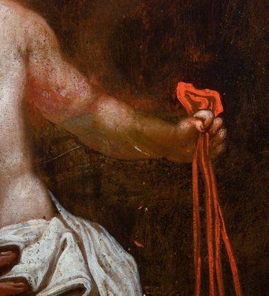 Zdjęcie nr 19: Obraz w kształcie stojącego prostokąta zwieńczonego łukiem wklęsło-wypukłym. Rama ażurowa z wici akantowej, zwieńczona główką anielską ze skrzydełkami. Obraz Matka Boska Szkaplerzna:  w kształcie stojącego prostokąta zamkniętego łukiem wklęsło-wypukłym. Pośrodku Matka Boska, ukazana w półpostaci, podtrzymująca stojące na obłoku Dzieciątko. Maria zwrócona en trois quarts w lewo, prawą ręką przytrzymuje stojące obok Dzieciątko. Twarz owalna o wysokim czole, wyraźne rysy wydobyte światłocieniem, rumiane policzki; duży nos, usta niewielkie, pełne. Włosy brązowe, falowane, z przedziałkiem na środku głowy, ukryte pod welonem. Ubrana w czerwoną suknię z długimi rękawami, przez ramiona przerzucony płaszcz z obfita partią drapowanej tkaniny przy prawym boku. Na głowie biały welon zarzucony na ramiona. Dzieciatko zwrócone en trois quarts w prawo, w kontrapoście, prawym łokciem opiera się ramię Matki, w lewej, wyciągniętej trzyma szkaplerz z literami: IHS. Twarz pełna o pucułowatych, rumianych policzkach, dużym czole, niewielkie oczy spoglądające w dół, zadarty nosek. Włosy krótkie, jasne, kręcone. Ciało o wydatnej muskulaturze, wydobytej światłocieniem. Przez biodra przewiązana biała pieluszka, ze zwisem tkaniny przy lewym boku. Postacie ukazane na tle kłębiastych, ciemnych chmur , rozświetlonych w górnej partii obrazu i u spodu Dzieciatka. Kolorystyka ciepła, nasycona. Plastyka wydobyta światłocieniem, o delikatnych przejściach tonalnych, ciała rozświetlone, laserunki. Obraz św. Michał Archanioł: W centrum obrazu całopostaciowe przedstawienie św. Michała Archanioła pokonującego szatana. Archanioł zwrócony en trois quarts w lewo, w dużym wykroku, w lewej ręce, przed piersią, dzierży tarczę, w prawej, uniesionej w górę, trzyma płomienisty miecz. Twarz owalna, z dużym czołem, oczy głęboko osadzone, mały nos, rumiane lica. Włosy krótkie, gęste, kręcone. Na głowie diadem. Ubrany w czerwoną, rozwianą u spodu tunikę, sięgającą kolan oraz zbroję torsową , bogato dekorowaną, z frędzlami. Postać otoczona rozwianym pasem niebieskiego, zawijającego się płaszcza. Na nogach wysokie sandały. Skrzydła duże, rozpostarte.