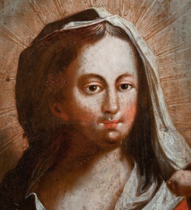 Zdjęcie nr 16: Obraz w kształcie stojącego prostokąta zwieńczonego łukiem wklęsło-wypukłym. Rama ażurowa z wici akantowej, zwieńczona główką anielską ze skrzydełkami. Obraz Matka Boska Szkaplerzna:  w kształcie stojącego prostokąta zamkniętego łukiem wklęsło-wypukłym. Pośrodku Matka Boska, ukazana w półpostaci, podtrzymująca stojące na obłoku Dzieciątko. Maria zwrócona en trois quarts w lewo, prawą ręką przytrzymuje stojące obok Dzieciątko. Twarz owalna o wysokim czole, wyraźne rysy wydobyte światłocieniem, rumiane policzki; duży nos, usta niewielkie, pełne. Włosy brązowe, falowane, z przedziałkiem na środku głowy, ukryte pod welonem. Ubrana w czerwoną suknię z długimi rękawami, przez ramiona przerzucony płaszcz z obfita partią drapowanej tkaniny przy prawym boku. Na głowie biały welon zarzucony na ramiona. Dzieciatko zwrócone en trois quarts w prawo, w kontrapoście, prawym łokciem opiera się ramię Matki, w lewej, wyciągniętej trzyma szkaplerz z literami: IHS. Twarz pełna o pucułowatych, rumianych policzkach, dużym czole, niewielkie oczy spoglądające w dół, zadarty nosek. Włosy krótkie, jasne, kręcone. Ciało o wydatnej muskulaturze, wydobytej światłocieniem. Przez biodra przewiązana biała pieluszka, ze zwisem tkaniny przy lewym boku. Postacie ukazane na tle kłębiastych, ciemnych chmur , rozświetlonych w górnej partii obrazu i u spodu Dzieciatka. Kolorystyka ciepła, nasycona. Plastyka wydobyta światłocieniem, o delikatnych przejściach tonalnych, ciała rozświetlone, laserunki. Obraz św. Michał Archanioł: W centrum obrazu całopostaciowe przedstawienie św. Michała Archanioła pokonującego szatana. Archanioł zwrócony en trois quarts w lewo, w dużym wykroku, w lewej ręce, przed piersią, dzierży tarczę, w prawej, uniesionej w górę, trzyma płomienisty miecz. Twarz owalna, z dużym czołem, oczy głęboko osadzone, mały nos, rumiane lica. Włosy krótkie, gęste, kręcone. Na głowie diadem. Ubrany w czerwoną, rozwianą u spodu tunikę, sięgającą kolan oraz zbroję torsową , bogato dekorowaną, z frędzlami. Postać otoczona rozwianym pasem niebieskiego, zawijającego się płaszcza. Na nogach wysokie sandały. Skrzydła duże, rozpostarte.