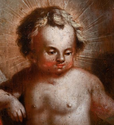 Zdjęcie nr 18: Obraz w kształcie stojącego prostokąta zwieńczonego łukiem wklęsło-wypukłym. Rama ażurowa z wici akantowej, zwieńczona główką anielską ze skrzydełkami. Obraz Matka Boska Szkaplerzna:  w kształcie stojącego prostokąta zamkniętego łukiem wklęsło-wypukłym. Pośrodku Matka Boska, ukazana w półpostaci, podtrzymująca stojące na obłoku Dzieciątko. Maria zwrócona en trois quarts w lewo, prawą ręką przytrzymuje stojące obok Dzieciątko. Twarz owalna o wysokim czole, wyraźne rysy wydobyte światłocieniem, rumiane policzki; duży nos, usta niewielkie, pełne. Włosy brązowe, falowane, z przedziałkiem na środku głowy, ukryte pod welonem. Ubrana w czerwoną suknię z długimi rękawami, przez ramiona przerzucony płaszcz z obfita partią drapowanej tkaniny przy prawym boku. Na głowie biały welon zarzucony na ramiona. Dzieciatko zwrócone en trois quarts w prawo, w kontrapoście, prawym łokciem opiera się ramię Matki, w lewej, wyciągniętej trzyma szkaplerz z literami: IHS. Twarz pełna o pucułowatych, rumianych policzkach, dużym czole, niewielkie oczy spoglądające w dół, zadarty nosek. Włosy krótkie, jasne, kręcone. Ciało o wydatnej muskulaturze, wydobytej światłocieniem. Przez biodra przewiązana biała pieluszka, ze zwisem tkaniny przy lewym boku. Postacie ukazane na tle kłębiastych, ciemnych chmur , rozświetlonych w górnej partii obrazu i u spodu Dzieciatka. Kolorystyka ciepła, nasycona. Plastyka wydobyta światłocieniem, o delikatnych przejściach tonalnych, ciała rozświetlone, laserunki. Obraz św. Michał Archanioł: W centrum obrazu całopostaciowe przedstawienie św. Michała Archanioła pokonującego szatana. Archanioł zwrócony en trois quarts w lewo, w dużym wykroku, w lewej ręce, przed piersią, dzierży tarczę, w prawej, uniesionej w górę, trzyma płomienisty miecz. Twarz owalna, z dużym czołem, oczy głęboko osadzone, mały nos, rumiane lica. Włosy krótkie, gęste, kręcone. Na głowie diadem. Ubrany w czerwoną, rozwianą u spodu tunikę, sięgającą kolan oraz zbroję torsową , bogato dekorowaną, z frędzlami. Postać otoczona rozwianym pasem niebieskiego, zawijającego się płaszcza. Na nogach wysokie sandały. Skrzydła duże, rozpostarte.