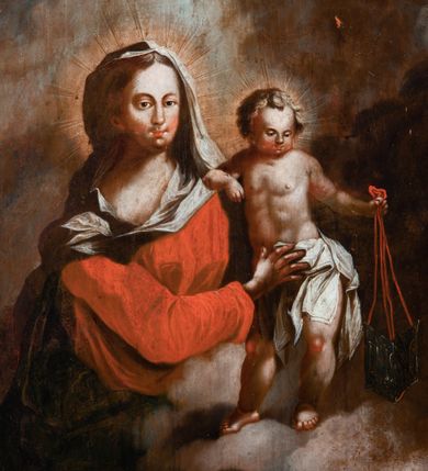 Zdjęcie nr 10: Obraz w kształcie stojącego prostokąta zwieńczonego łukiem wklęsło-wypukłym. Rama ażurowa z wici akantowej, zwieńczona główką anielską ze skrzydełkami. Obraz Matka Boska Szkaplerzna:  w kształcie stojącego prostokąta zamkniętego łukiem wklęsło-wypukłym. Pośrodku Matka Boska, ukazana w półpostaci, podtrzymująca stojące na obłoku Dzieciątko. Maria zwrócona en trois quarts w lewo, prawą ręką przytrzymuje stojące obok Dzieciątko. Twarz owalna o wysokim czole, wyraźne rysy wydobyte światłocieniem, rumiane policzki; duży nos, usta niewielkie, pełne. Włosy brązowe, falowane, z przedziałkiem na środku głowy, ukryte pod welonem. Ubrana w czerwoną suknię z długimi rękawami, przez ramiona przerzucony płaszcz z obfita partią drapowanej tkaniny przy prawym boku. Na głowie biały welon zarzucony na ramiona. Dzieciatko zwrócone en trois quarts w prawo, w kontrapoście, prawym łokciem opiera się ramię Matki, w lewej, wyciągniętej trzyma szkaplerz z literami: IHS. Twarz pełna o pucułowatych, rumianych policzkach, dużym czole, niewielkie oczy spoglądające w dół, zadarty nosek. Włosy krótkie, jasne, kręcone. Ciało o wydatnej muskulaturze, wydobytej światłocieniem. Przez biodra przewiązana biała pieluszka, ze zwisem tkaniny przy lewym boku. Postacie ukazane na tle kłębiastych, ciemnych chmur , rozświetlonych w górnej partii obrazu i u spodu Dzieciatka. Kolorystyka ciepła, nasycona. Plastyka wydobyta światłocieniem, o delikatnych przejściach tonalnych, ciała rozświetlone, laserunki. Obraz św. Michał Archanioł: W centrum obrazu całopostaciowe przedstawienie św. Michała Archanioła pokonującego szatana. Archanioł zwrócony en trois quarts w lewo, w dużym wykroku, w lewej ręce, przed piersią, dzierży tarczę, w prawej, uniesionej w górę, trzyma płomienisty miecz. Twarz owalna, z dużym czołem, oczy głęboko osadzone, mały nos, rumiane lica. Włosy krótkie, gęste, kręcone. Na głowie diadem. Ubrany w czerwoną, rozwianą u spodu tunikę, sięgającą kolan oraz zbroję torsową , bogato dekorowaną, z frędzlami. Postać otoczona rozwianym pasem niebieskiego, zawijającego się płaszcza. Na nogach wysokie sandały. Skrzydła duże, rozpostarte.