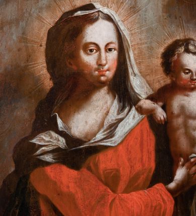 Zdjęcie nr 12: Obraz w kształcie stojącego prostokąta zwieńczonego łukiem wklęsło-wypukłym. Rama ażurowa z wici akantowej, zwieńczona główką anielską ze skrzydełkami. Obraz Matka Boska Szkaplerzna:  w kształcie stojącego prostokąta zamkniętego łukiem wklęsło-wypukłym. Pośrodku Matka Boska, ukazana w półpostaci, podtrzymująca stojące na obłoku Dzieciątko. Maria zwrócona en trois quarts w lewo, prawą ręką przytrzymuje stojące obok Dzieciątko. Twarz owalna o wysokim czole, wyraźne rysy wydobyte światłocieniem, rumiane policzki; duży nos, usta niewielkie, pełne. Włosy brązowe, falowane, z przedziałkiem na środku głowy, ukryte pod welonem. Ubrana w czerwoną suknię z długimi rękawami, przez ramiona przerzucony płaszcz z obfita partią drapowanej tkaniny przy prawym boku. Na głowie biały welon zarzucony na ramiona. Dzieciatko zwrócone en trois quarts w prawo, w kontrapoście, prawym łokciem opiera się ramię Matki, w lewej, wyciągniętej trzyma szkaplerz z literami: IHS. Twarz pełna o pucułowatych, rumianych policzkach, dużym czole, niewielkie oczy spoglądające w dół, zadarty nosek. Włosy krótkie, jasne, kręcone. Ciało o wydatnej muskulaturze, wydobytej światłocieniem. Przez biodra przewiązana biała pieluszka, ze zwisem tkaniny przy lewym boku. Postacie ukazane na tle kłębiastych, ciemnych chmur , rozświetlonych w górnej partii obrazu i u spodu Dzieciatka. Kolorystyka ciepła, nasycona. Plastyka wydobyta światłocieniem, o delikatnych przejściach tonalnych, ciała rozświetlone, laserunki. Obraz św. Michał Archanioł: W centrum obrazu całopostaciowe przedstawienie św. Michała Archanioła pokonującego szatana. Archanioł zwrócony en trois quarts w lewo, w dużym wykroku, w lewej ręce, przed piersią, dzierży tarczę, w prawej, uniesionej w górę, trzyma płomienisty miecz. Twarz owalna, z dużym czołem, oczy głęboko osadzone, mały nos, rumiane lica. Włosy krótkie, gęste, kręcone. Na głowie diadem. Ubrany w czerwoną, rozwianą u spodu tunikę, sięgającą kolan oraz zbroję torsową , bogato dekorowaną, z frędzlami. Postać otoczona rozwianym pasem niebieskiego, zawijającego się płaszcza. Na nogach wysokie sandały. Skrzydła duże, rozpostarte.