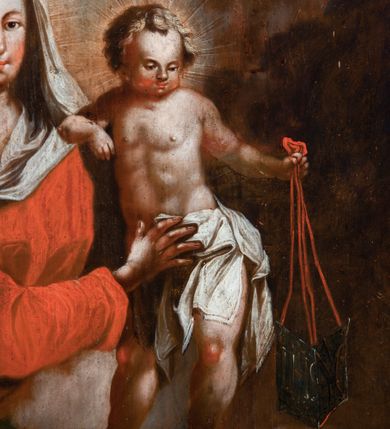 Zdjęcie nr 11: Obraz w kształcie stojącego prostokąta zwieńczonego łukiem wklęsło-wypukłym. Rama ażurowa z wici akantowej, zwieńczona główką anielską ze skrzydełkami. Obraz Matka Boska Szkaplerzna:  w kształcie stojącego prostokąta zamkniętego łukiem wklęsło-wypukłym. Pośrodku Matka Boska, ukazana w półpostaci, podtrzymująca stojące na obłoku Dzieciątko. Maria zwrócona en trois quarts w lewo, prawą ręką przytrzymuje stojące obok Dzieciątko. Twarz owalna o wysokim czole, wyraźne rysy wydobyte światłocieniem, rumiane policzki; duży nos, usta niewielkie, pełne. Włosy brązowe, falowane, z przedziałkiem na środku głowy, ukryte pod welonem. Ubrana w czerwoną suknię z długimi rękawami, przez ramiona przerzucony płaszcz z obfita partią drapowanej tkaniny przy prawym boku. Na głowie biały welon zarzucony na ramiona. Dzieciatko zwrócone en trois quarts w prawo, w kontrapoście, prawym łokciem opiera się ramię Matki, w lewej, wyciągniętej trzyma szkaplerz z literami: IHS. Twarz pełna o pucułowatych, rumianych policzkach, dużym czole, niewielkie oczy spoglądające w dół, zadarty nosek. Włosy krótkie, jasne, kręcone. Ciało o wydatnej muskulaturze, wydobytej światłocieniem. Przez biodra przewiązana biała pieluszka, ze zwisem tkaniny przy lewym boku. Postacie ukazane na tle kłębiastych, ciemnych chmur , rozświetlonych w górnej partii obrazu i u spodu Dzieciatka. Kolorystyka ciepła, nasycona. Plastyka wydobyta światłocieniem, o delikatnych przejściach tonalnych, ciała rozświetlone, laserunki. Obraz św. Michał Archanioł: W centrum obrazu całopostaciowe przedstawienie św. Michała Archanioła pokonującego szatana. Archanioł zwrócony en trois quarts w lewo, w dużym wykroku, w lewej ręce, przed piersią, dzierży tarczę, w prawej, uniesionej w górę, trzyma płomienisty miecz. Twarz owalna, z dużym czołem, oczy głęboko osadzone, mały nos, rumiane lica. Włosy krótkie, gęste, kręcone. Na głowie diadem. Ubrany w czerwoną, rozwianą u spodu tunikę, sięgającą kolan oraz zbroję torsową , bogato dekorowaną, z frędzlami. Postać otoczona rozwianym pasem niebieskiego, zawijającego się płaszcza. Na nogach wysokie sandały. Skrzydła duże, rozpostarte.