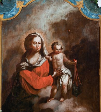 Zdjęcie nr 9: Obraz w kształcie stojącego prostokąta zwieńczonego łukiem wklęsło-wypukłym. Rama ażurowa z wici akantowej, zwieńczona główką anielską ze skrzydełkami. Obraz Matka Boska Szkaplerzna:  w kształcie stojącego prostokąta zamkniętego łukiem wklęsło-wypukłym. Pośrodku Matka Boska, ukazana w półpostaci, podtrzymująca stojące na obłoku Dzieciątko. Maria zwrócona en trois quarts w lewo, prawą ręką przytrzymuje stojące obok Dzieciątko. Twarz owalna o wysokim czole, wyraźne rysy wydobyte światłocieniem, rumiane policzki; duży nos, usta niewielkie, pełne. Włosy brązowe, falowane, z przedziałkiem na środku głowy, ukryte pod welonem. Ubrana w czerwoną suknię z długimi rękawami, przez ramiona przerzucony płaszcz z obfita partią drapowanej tkaniny przy prawym boku. Na głowie biały welon zarzucony na ramiona. Dzieciatko zwrócone en trois quarts w prawo, w kontrapoście, prawym łokciem opiera się ramię Matki, w lewej, wyciągniętej trzyma szkaplerz z literami: IHS. Twarz pełna o pucułowatych, rumianych policzkach, dużym czole, niewielkie oczy spoglądające w dół, zadarty nosek. Włosy krótkie, jasne, kręcone. Ciało o wydatnej muskulaturze, wydobytej światłocieniem. Przez biodra przewiązana biała pieluszka, ze zwisem tkaniny przy lewym boku. Postacie ukazane na tle kłębiastych, ciemnych chmur , rozświetlonych w górnej partii obrazu i u spodu Dzieciatka. Kolorystyka ciepła, nasycona. Plastyka wydobyta światłocieniem, o delikatnych przejściach tonalnych, ciała rozświetlone, laserunki. Obraz św. Michał Archanioł: W centrum obrazu całopostaciowe przedstawienie św. Michała Archanioła pokonującego szatana. Archanioł zwrócony en trois quarts w lewo, w dużym wykroku, w lewej ręce, przed piersią, dzierży tarczę, w prawej, uniesionej w górę, trzyma płomienisty miecz. Twarz owalna, z dużym czołem, oczy głęboko osadzone, mały nos, rumiane lica. Włosy krótkie, gęste, kręcone. Na głowie diadem. Ubrany w czerwoną, rozwianą u spodu tunikę, sięgającą kolan oraz zbroję torsową , bogato dekorowaną, z frędzlami. Postać otoczona rozwianym pasem niebieskiego, zawijającego się płaszcza. Na nogach wysokie sandały. Skrzydła duże, rozpostarte.