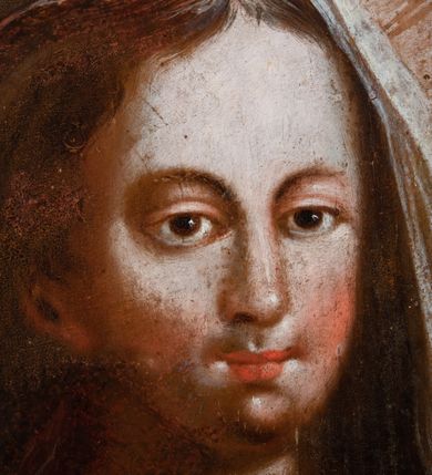 Zdjęcie nr 17: Obraz w kształcie stojącego prostokąta zwieńczonego łukiem wklęsło-wypukłym. Rama ażurowa z wici akantowej, zwieńczona główką anielską ze skrzydełkami. Obraz Matka Boska Szkaplerzna:  w kształcie stojącego prostokąta zamkniętego łukiem wklęsło-wypukłym. Pośrodku Matka Boska, ukazana w półpostaci, podtrzymująca stojące na obłoku Dzieciątko. Maria zwrócona en trois quarts w lewo, prawą ręką przytrzymuje stojące obok Dzieciątko. Twarz owalna o wysokim czole, wyraźne rysy wydobyte światłocieniem, rumiane policzki; duży nos, usta niewielkie, pełne. Włosy brązowe, falowane, z przedziałkiem na środku głowy, ukryte pod welonem. Ubrana w czerwoną suknię z długimi rękawami, przez ramiona przerzucony płaszcz z obfita partią drapowanej tkaniny przy prawym boku. Na głowie biały welon zarzucony na ramiona. Dzieciatko zwrócone en trois quarts w prawo, w kontrapoście, prawym łokciem opiera się ramię Matki, w lewej, wyciągniętej trzyma szkaplerz z literami: IHS. Twarz pełna o pucułowatych, rumianych policzkach, dużym czole, niewielkie oczy spoglądające w dół, zadarty nosek. Włosy krótkie, jasne, kręcone. Ciało o wydatnej muskulaturze, wydobytej światłocieniem. Przez biodra przewiązana biała pieluszka, ze zwisem tkaniny przy lewym boku. Postacie ukazane na tle kłębiastych, ciemnych chmur , rozświetlonych w górnej partii obrazu i u spodu Dzieciatka. Kolorystyka ciepła, nasycona. Plastyka wydobyta światłocieniem, o delikatnych przejściach tonalnych, ciała rozświetlone, laserunki. Obraz św. Michał Archanioł: W centrum obrazu całopostaciowe przedstawienie św. Michała Archanioła pokonującego szatana. Archanioł zwrócony en trois quarts w lewo, w dużym wykroku, w lewej ręce, przed piersią, dzierży tarczę, w prawej, uniesionej w górę, trzyma płomienisty miecz. Twarz owalna, z dużym czołem, oczy głęboko osadzone, mały nos, rumiane lica. Włosy krótkie, gęste, kręcone. Na głowie diadem. Ubrany w czerwoną, rozwianą u spodu tunikę, sięgającą kolan oraz zbroję torsową , bogato dekorowaną, z frędzlami. Postać otoczona rozwianym pasem niebieskiego, zawijającego się płaszcza. Na nogach wysokie sandały. Skrzydła duże, rozpostarte.