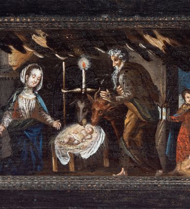 Zdjęcie nr 13: Prostokątny obraz umieszczony w predelli ołtarza, w płycinie w kształcie leżącego prostokąta z uszakami w narożach, ze sceną Bożego Narodzenia. Pośrodku żłobek z leżącym na białej tkaninie Dzieciątkiem Jezus. Po lewej stronie przyklękająca Matka Boska w ujęciu trzy czwarte, z opuszczonymi w dół, rozłożonymi rękami. Po prawej stronie żłobka stojący wykroku, ujęty w trzech czwartych św. Józef. Za żłobkiem widoczny wół i osioł, powyżej ich głów płonąca świeca. Postaci znajdują się w szopce. Po prawej stronie szopki postaci trzech króli/trzech pasterzy. Po lewej stronie szopki, w głębi, w partii pejzażu stanowiącego tło sceny, grupka pasterzy pasących trzodę, w górze postać anioła wśród obłoków. Po bokach obrazu para pól z motywami czerwonych kartuszy herbowych pośrodku; po prawej stronie godło krakowskich kanoników regularnych (?) oraz data: 1661. W polu po lewej stronie nieczytelny napis. Kolorystyka utrzymana w tonacji ciepłej, z przewagą brązów, ugrów, czerwieni, bieli, szarości barw.