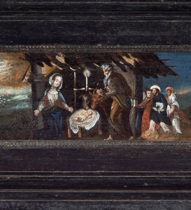 Zdjęcie nr 2: Prostokątny obraz umieszczony w predelli ołtarza, w płycinie w kształcie leżącego prostokąta z uszakami w narożach, ze sceną Bożego Narodzenia. Pośrodku żłobek z leżącym na białej tkaninie Dzieciątkiem Jezus. Po lewej stronie przyklękająca Matka Boska w ujęciu trzy czwarte, z opuszczonymi w dół, rozłożonymi rękami. Po prawej stronie żłobka stojący wykroku, ujęty w trzech czwartych św. Józef. Za żłobkiem widoczny wół i osioł, powyżej ich głów płonąca świeca. Postaci znajdują się w szopce. Po prawej stronie szopki postaci trzech króli/trzech pasterzy. Po lewej stronie szopki, w głębi, w partii pejzażu stanowiącego tło sceny, grupka pasterzy pasących trzodę, w górze postać anioła wśród obłoków. Po bokach obrazu para pól z motywami czerwonych kartuszy herbowych pośrodku; po prawej stronie godło krakowskich kanoników regularnych (?) oraz data: 1661. W polu po lewej stronie nieczytelny napis. Kolorystyka utrzymana w tonacji ciepłej, z przewagą brązów, ugrów, czerwieni, bieli, szarości barw.