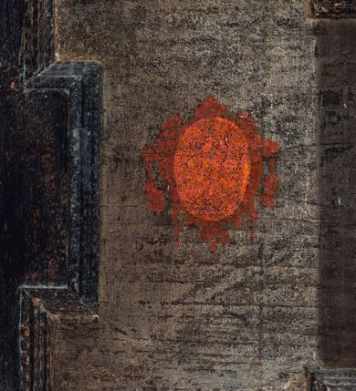 Zdjęcie nr 12: Prostokątny obraz umieszczony w predelli ołtarza, w płycinie w kształcie leżącego prostokąta z uszakami w narożach, ze sceną Bożego Narodzenia. Pośrodku żłobek z leżącym na białej tkaninie Dzieciątkiem Jezus. Po lewej stronie przyklękająca Matka Boska w ujęciu trzy czwarte, z opuszczonymi w dół, rozłożonymi rękami. Po prawej stronie żłobka stojący wykroku, ujęty w trzech czwartych św. Józef. Za żłobkiem widoczny wół i osioł, powyżej ich głów płonąca świeca. Postaci znajdują się w szopce. Po prawej stronie szopki postaci trzech króli/trzech pasterzy. Po lewej stronie szopki, w głębi, w partii pejzażu stanowiącego tło sceny, grupka pasterzy pasących trzodę, w górze postać anioła wśród obłoków. Po bokach obrazu para pól z motywami czerwonych kartuszy herbowych pośrodku; po prawej stronie godło krakowskich kanoników regularnych (?) oraz data: 1661. W polu po lewej stronie nieczytelny napis. Kolorystyka utrzymana w tonacji ciepłej, z przewagą brązów, ugrów, czerwieni, bieli, szarości barw.