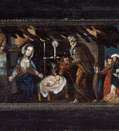 Zdjęcie nr 1: Prostokątny obraz umieszczony w predelli ołtarza, w płycinie w kształcie leżącego prostokąta z uszakami w narożach, ze sceną Bożego Narodzenia. Pośrodku żłobek z leżącym na białej tkaninie Dzieciątkiem Jezus. Po lewej stronie przyklękająca Matka Boska w ujęciu trzy czwarte, z opuszczonymi w dół, rozłożonymi rękami. Po prawej stronie żłobka stojący wykroku, ujęty w trzech czwartych św. Józef. Za żłobkiem widoczny wół i osioł, powyżej ich głów płonąca świeca. Postaci znajdują się w szopce. Po prawej stronie szopki postaci trzech króli/trzech pasterzy. Po lewej stronie szopki, w głębi, w partii pejzażu stanowiącego tło sceny, grupka pasterzy pasących trzodę, w górze postać anioła wśród obłoków. Po bokach obrazu para pól z motywami czerwonych kartuszy herbowych pośrodku; po prawej stronie godło krakowskich kanoników regularnych (?) oraz data: 1661. W polu po lewej stronie nieczytelny napis. Kolorystyka utrzymana w tonacji ciepłej, z przewagą brązów, ugrów, czerwieni, bieli, szarości barw.