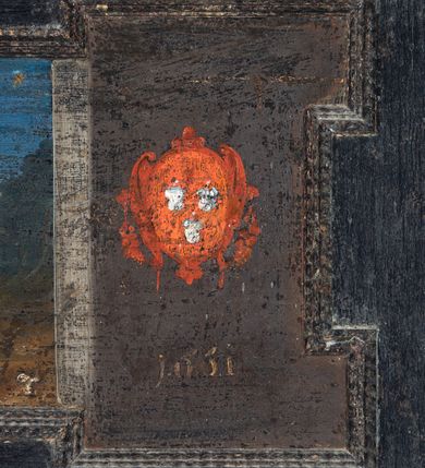 Zdjęcie nr 15: Prostokątny obraz umieszczony w predelli ołtarza, w płycinie w kształcie leżącego prostokąta z uszakami w narożach, ze sceną Bożego Narodzenia. Pośrodku żłobek z leżącym na białej tkaninie Dzieciątkiem Jezus. Po lewej stronie przyklękająca Matka Boska w ujęciu trzy czwarte, z opuszczonymi w dół, rozłożonymi rękami. Po prawej stronie żłobka stojący wykroku, ujęty w trzech czwartych św. Józef. Za żłobkiem widoczny wół i osioł, powyżej ich głów płonąca świeca. Postaci znajdują się w szopce. Po prawej stronie szopki postaci trzech króli/trzech pasterzy. Po lewej stronie szopki, w głębi, w partii pejzażu stanowiącego tło sceny, grupka pasterzy pasących trzodę, w górze postać anioła wśród obłoków. Po bokach obrazu para pól z motywami czerwonych kartuszy herbowych pośrodku; po prawej stronie godło krakowskich kanoników regularnych (?) oraz data: 1661. W polu po lewej stronie nieczytelny napis. Kolorystyka utrzymana w tonacji ciepłej, z przewagą brązów, ugrów, czerwieni, bieli, szarości barw.