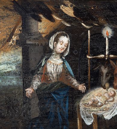 Zdjęcie nr 28: Prostokątny obraz umieszczony w predelli ołtarza, w płycinie w kształcie leżącego prostokąta z uszakami w narożach, ze sceną Bożego Narodzenia. Pośrodku żłobek z leżącym na białej tkaninie Dzieciątkiem Jezus. Po lewej stronie przyklękająca Matka Boska w ujęciu trzy czwarte, z opuszczonymi w dół, rozłożonymi rękami. Po prawej stronie żłobka stojący wykroku, ujęty w trzech czwartych św. Józef. Za żłobkiem widoczny wół i osioł, powyżej ich głów płonąca świeca. Postaci znajdują się w szopce. Po prawej stronie szopki postaci trzech króli/trzech pasterzy. Po lewej stronie szopki, w głębi, w partii pejzażu stanowiącego tło sceny, grupka pasterzy pasących trzodę, w górze postać anioła wśród obłoków. Po bokach obrazu para pól z motywami czerwonych kartuszy herbowych pośrodku; po prawej stronie godło krakowskich kanoników regularnych (?) oraz data: 1661. W polu po lewej stronie nieczytelny napis. Kolorystyka utrzymana w tonacji ciepłej, z przewagą brązów, ugrów, czerwieni, bieli, szarości barw.