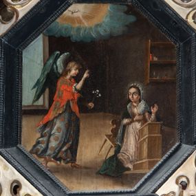 Zdjęcie nr 1: Obraz w kształcie stojącego ośmioboku z przedstawieniem Zwiastowania NMP, we wnętrzu z oknem w tle. W prawej dolnej części obrazu klęcząca na klęczniku Maria w ujęciu trzy czwarte, zwracająca głowę w stronę unoszącego się tuż nad posadzką Archanioła Gabriela. Archanioł znajduje się w lewej części obrazu, ukazany z profilu, zwraca się w stronę Marii, prawą rękę unosi do góry, w lewej trzyma białą lilię. Scena ukazana we wnętrzu. W górnej partii obrazu świetlisty obłok z gołębicą Ducha Świętego. Kolorystyka utrzymana w tonacji ciepłej, z przewagą brązów, ugrów, bieli, żółcieni i czerwieni.