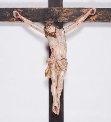 Zdjęcie nr 1: Rzeźba ścięta z tyłu. Figura Chrystusa umarłego. Ciało w delikatnym zwisie, o szeroko rozłożonych ramionach; głowa opadająca na prawe ramie. Ciało wychudzone, wydatna muskulatura, zaznaczone obficie krwawiące ślady męki. Nogi ugięte w kolanach, stopy przebite jednym gwoździem, założone prawa na lewą. Twarz pociągła, okolona zarostem, włosy długie, opadające na plecy i prawe ramie. Na głowie korona cierniowa. Złocone perizonium przewiązane podwójnym sznurem, odsłaniające prawe udo, ze zwisem na prawym boku. Krzyż polichromowany na ciemny brąz. W górnej części pionowej belki titulus w formie zwoju z napisem: INRI.Polichromia naturalistyczna w odsłoniętych partiach ciała, perizonium złocone.