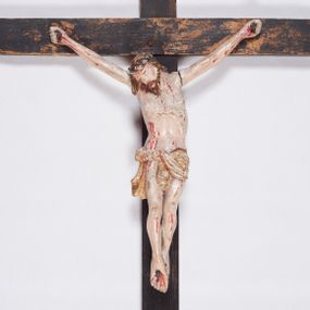 Zdjęcie nr 1: Rzeźba ścięta z tyłu. Figura Chrystusa umarłego. Ciało w delikatnym zwisie, o szeroko rozłożonych ramionach; głowa opadająca na prawe ramie. Ciało wychudzone, wydatna muskulatura, zaznaczone obficie krwawiące ślady męki. Nogi ugięte w kolanach, stopy przebite jednym gwoździem, założone prawa na lewą. Twarz pociągła, okolona zarostem, włosy długie, opadające na plecy i prawe ramie. Na głowie korona cierniowa. Złocone perizonium przewiązane podwójnym sznurem, odsłaniające prawe udo, ze zwisem na prawym boku. Krzyż polichromowany na ciemny brąz. W górnej części pionowej belki titulus w formie zwoju z napisem: INRI.Polichromia naturalistyczna w odsłoniętych partiach ciała, perizonium złocone.