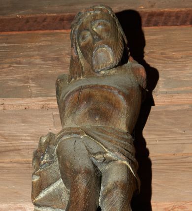 Zdjęcie nr 1: Rzeźba pełnoplastycznaa, ścięta z tyłu. Figura Chrystusa umarłego. Głowa opuszczona, twarz owalna, okolona krótka brodą, włosy długie, opadające na prawe ramię. Na głowie korona cierniowa. Nogi delikatnie ugięte w kolanach, stopy przebite jednym gwoździem, w układzie prawa na lewą. Ciało wychudzone, o podkreślonej klatce piersiowej. Perizonium przewiązane podwójnym sznurem, odsłaniające prawe udo, ze zwisem tkaniny na prawym boku.
