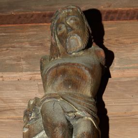 Zdjęcie nr 1: Rzeźba pełnoplastycznaa, ścięta z tyłu. Figura Chrystusa umarłego. Głowa opuszczona, twarz owalna, okolona krótka brodą, włosy długie, opadające na prawe ramię. Na głowie korona cierniowa. Nogi delikatnie ugięte w kolanach, stopy przebite jednym gwoździem, w układzie prawa na lewą. Ciało wychudzone, o podkreślonej klatce piersiowej. Perizonium przewiązane podwójnym sznurem, odsłaniające prawe udo, ze zwisem tkaniny na prawym boku.
