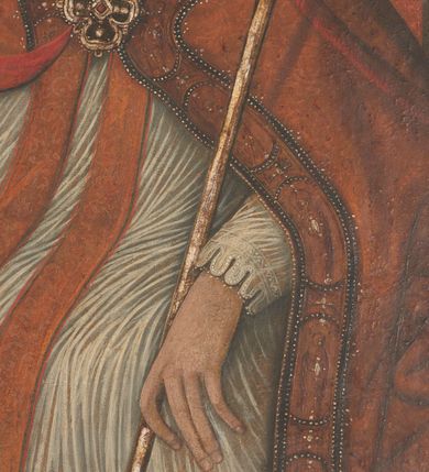 Zdjęcie nr 7: Obraz w kształcie stojącego prostokąta, w ozdobnej ramie. W centrum św. Grzegorz siedzący na tronie, ukazany do kolan, zwrócony en trois quarts w prawo; prawa ręka ugięta w łokciu z uniesioną otwartą dłonią, lewa wsparta na poręczy tronu z dłonią opuszczoną w dół podtrzymuje krzyż papieski. Twarz pociągła, o trójkątnej linii brody. Wyraźne rysy twarzy, oczy w kształcie migdałów, nos długi, prosty. Ubrany w obficie drapowaną w rurkowate fałdy rokietę o koronkowym zakończeniu rękawów. Na piersi czerwona stuła, na ramionach czerwona kapa o bogato zdobionej lamówce z przedstawieniem świętych, spięta na piersi dekoracyjną fibulą w formie kameryzowanej rozety. Na głowie tiara papieska. Wokół głowy nimb. W prawym górnym rogu obrazu podwieszona zielona kotara. W tle po lewej stronie stół z pasyjką oraz otwartą księgą. Na stole napis: S. ALEKSANDER. Kolorystyka ciemna, przytłumiona z przewagą brązów i czerwieni. Linearyzm, formy wydobyte konturem.