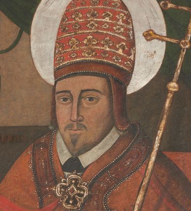 Zdjęcie nr 6: Obraz w kształcie stojącego prostokąta, w ozdobnej ramie. W centrum św. Grzegorz siedzący na tronie, ukazany do kolan, zwrócony en trois quarts w prawo; prawa ręka ugięta w łokciu z uniesioną otwartą dłonią, lewa wsparta na poręczy tronu z dłonią opuszczoną w dół podtrzymuje krzyż papieski. Twarz pociągła, o trójkątnej linii brody. Wyraźne rysy twarzy, oczy w kształcie migdałów, nos długi, prosty. Ubrany w obficie drapowaną w rurkowate fałdy rokietę o koronkowym zakończeniu rękawów. Na piersi czerwona stuła, na ramionach czerwona kapa o bogato zdobionej lamówce z przedstawieniem świętych, spięta na piersi dekoracyjną fibulą w formie kameryzowanej rozety. Na głowie tiara papieska. Wokół głowy nimb. W prawym górnym rogu obrazu podwieszona zielona kotara. W tle po lewej stronie stół z pasyjką oraz otwartą księgą. Na stole napis: S. ALEKSANDER. Kolorystyka ciemna, przytłumiona z przewagą brązów i czerwieni. Linearyzm, formy wydobyte konturem.