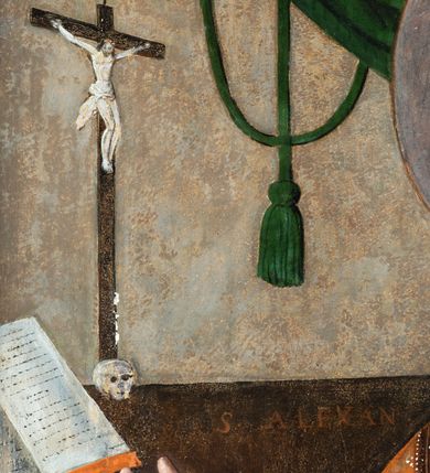 Zdjęcie nr 3: Obraz w kształcie stojącego prostokąta, w ozdobnej ramie. W centrum św. Grzegorz siedzący na tronie, ukazany do kolan, zwrócony en trois quarts w prawo; prawa ręka ugięta w łokciu z uniesioną otwartą dłonią, lewa wsparta na poręczy tronu z dłonią opuszczoną w dół podtrzymuje krzyż papieski. Twarz pociągła, o trójkątnej linii brody. Wyraźne rysy twarzy, oczy w kształcie migdałów, nos długi, prosty. Ubrany w obficie drapowaną w rurkowate fałdy rokietę o koronkowym zakończeniu rękawów. Na piersi czerwona stuła, na ramionach czerwona kapa o bogato zdobionej lamówce z przedstawieniem świętych, spięta na piersi dekoracyjną fibulą w formie kameryzowanej rozety. Na głowie tiara papieska. Wokół głowy nimb. W prawym górnym rogu obrazu podwieszona zielona kotara. W tle po lewej stronie stół z pasyjką oraz otwartą księgą. Na stole napis: S. ALEKSANDER. Kolorystyka ciemna, przytłumiona z przewagą brązów i czerwieni. Linearyzm, formy wydobyte konturem.