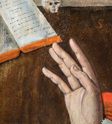 Zdjęcie nr 16: Obraz w kształcie stojącego prostokąta, w ozdobnej ramie. W centrum św. Grzegorz siedzący na tronie, ukazany do kolan, zwrócony en trois quarts w prawo; prawa ręka ugięta w łokciu z uniesioną otwartą dłonią, lewa wsparta na poręczy tronu z dłonią opuszczoną w dół podtrzymuje krzyż papieski. Twarz pociągła, o trójkątnej linii brody. Wyraźne rysy twarzy, oczy w kształcie migdałów, nos długi, prosty. Ubrany w obficie drapowaną w rurkowate fałdy rokietę o koronkowym zakończeniu rękawów. Na piersi czerwona stuła, na ramionach czerwona kapa o bogato zdobionej lamówce z przedstawieniem świętych, spięta na piersi dekoracyjną fibulą w formie kameryzowanej rozety. Na głowie tiara papieska. Wokół głowy nimb. W prawym górnym rogu obrazu podwieszona zielona kotara. W tle po lewej stronie stół z pasyjką oraz otwartą księgą. Na stole napis: S. ALEKSANDER. Kolorystyka ciemna, przytłumiona z przewagą brązów i czerwieni. Linearyzm, formy wydobyte konturem.